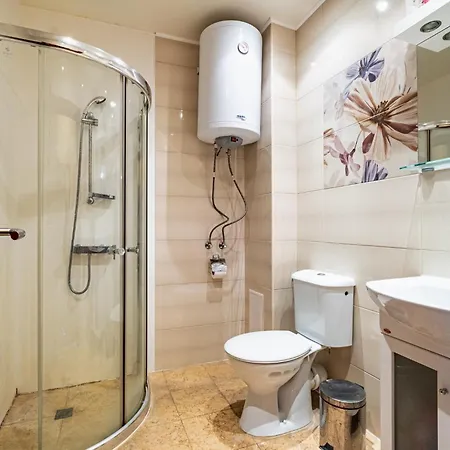 Primrose With Free Parking Varna