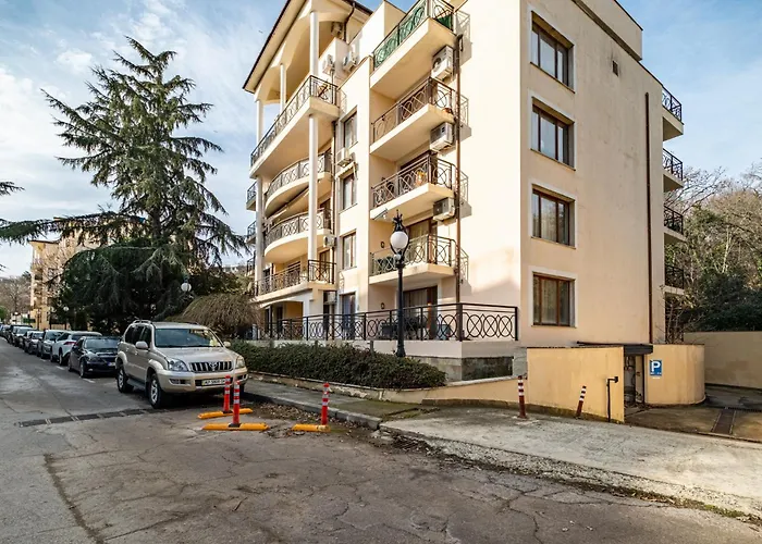 Primrose With Free Parking Apartment